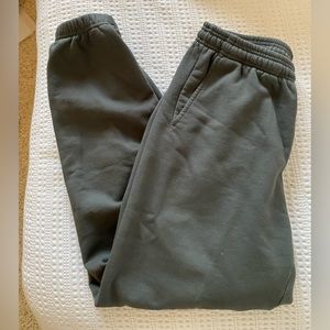 New, without tags women’s Aritzia TNA sweatpants.